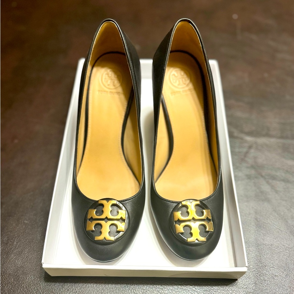 Tory Burch Black and Gold Women's Pumps